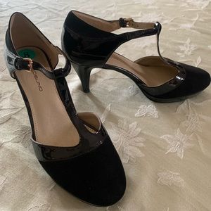 NWOT BANDOLINO black t-strap pumps Size 8